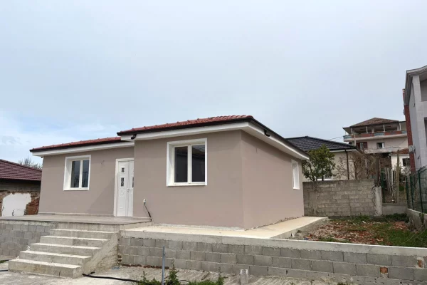 Shtepi ne shitje Shtepi Private ne Durres, 2+1, Mobilimi Bosh, pa mobiluar, Pagesa 100,000  Euro.