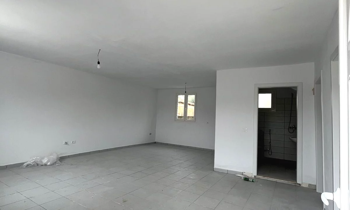 Shtepi ne shitje Shtepi Private ne Durres, 2+1, Mobilimi Bosh, pa mobiluar, Pagesa 100,000  Euro.