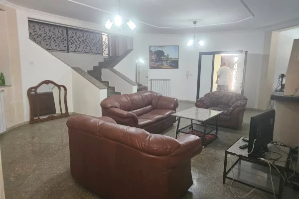 Shtepi me qera Shtepi Private ne Tirane, 3+1, Mobilimi E mobiluar, Pagesa 90,000  Leke.