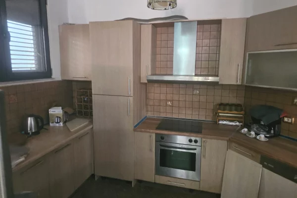 Shtepi me qera Shtepi Private ne Tirane, 3+1, Mobilimi E mobiluar, Pagesa 90,000  Leke.