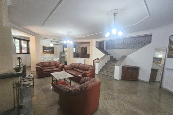 JEPET ME QIRA AMBIENT 200 m² – I PËRSHTATSHËM PËR ZYRË OSE BANIM