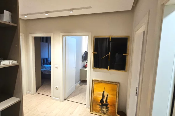 Shtepi ne shitje Apartament ne Tirane, 3+1, Mobilimi E mobiluar, Pagesa 350,000  Euro.