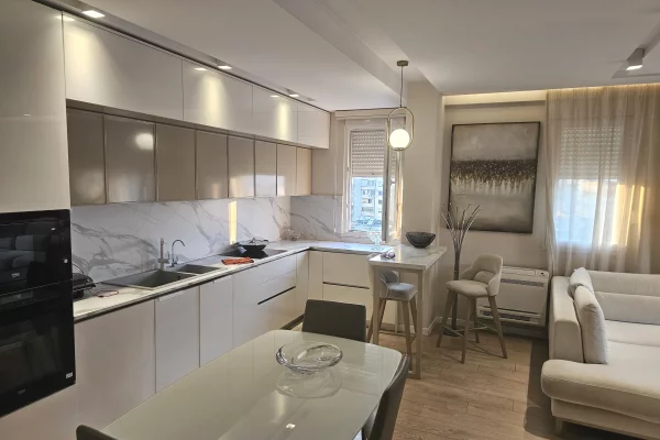 Shtepi ne shitje Apartament ne Tirane, 3+1, Mobilimi E mobiluar, Pagesa 350,000  Euro.