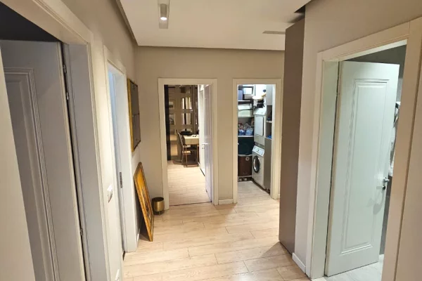Shtepi ne shitje Apartament ne Tirane, 3+1, Mobilimi E mobiluar, Pagesa 350,000  Euro.