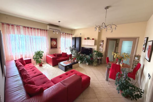 Shtepi ne shitje Apartament ne Tirane, 4+1, Mobilimi E mobiluar, Pagesa 434,600  Euro.