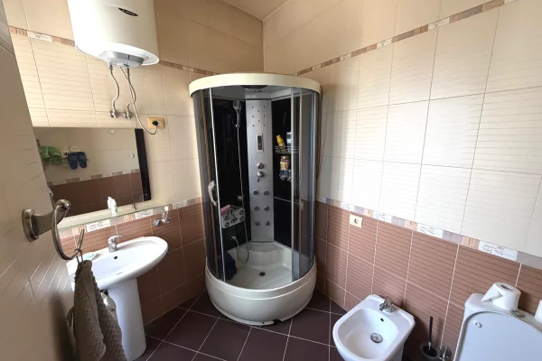 Shtepi ne shitje Apartament ne Tirane, 4+1, Mobilimi E mobiluar, Pagesa 434,600  Euro.