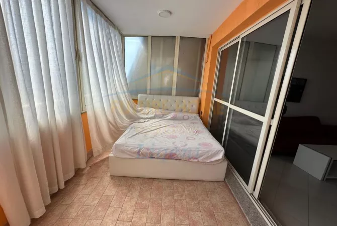 Shtepi ne shitje Apartament ne Tirane, Garsoniere, Mobilimi Pjeserisht e mobiluar, Pagesa 73,000  Euro.
