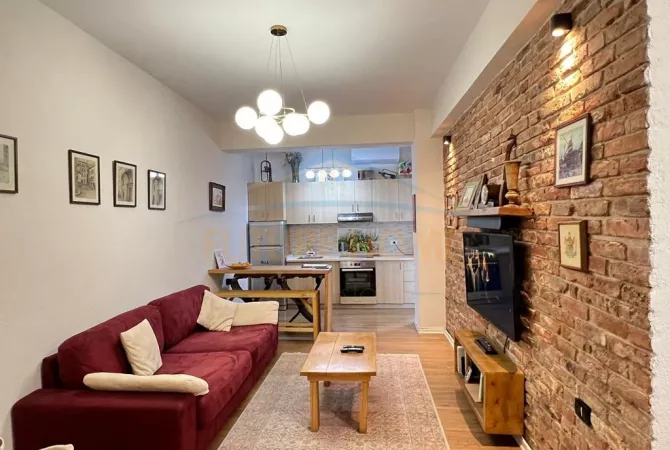 Shtepi ne shitje Apartament ne Tirane, 1+1, Mobilimi E mobiluar, Pagesa 152,500  Euro.