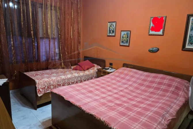 Shtepi ne shitje Apartament ne Tirane, 1+1, Mobilimi E mobiluar, Pagesa 106,000  Euro.