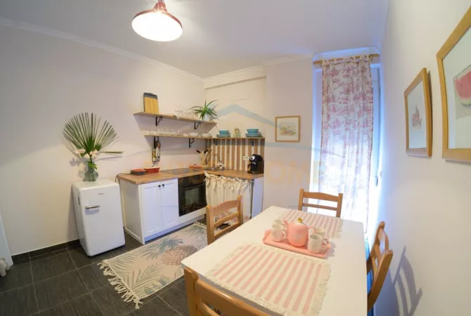 Shtepi ne shitje Apartament ne Tirane, 2+1, Mobilimi E mobiluar, Pagesa 250,001  Euro.