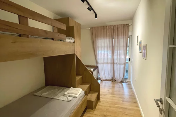 Shtepi me qera Apartament ne Tirane, 2+1, Mobilimi E mobiluar, Pagesa 1,000  Euro.