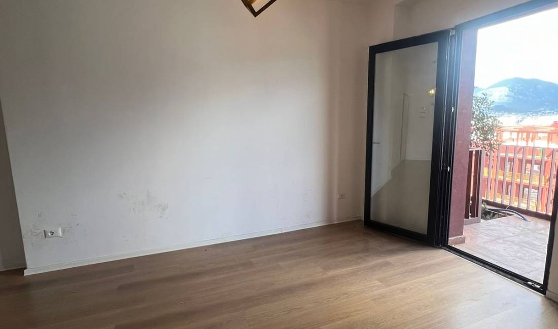 Jepet ambjent per zyra me qera 