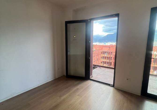 Jepet ambjent per zyra me qera 