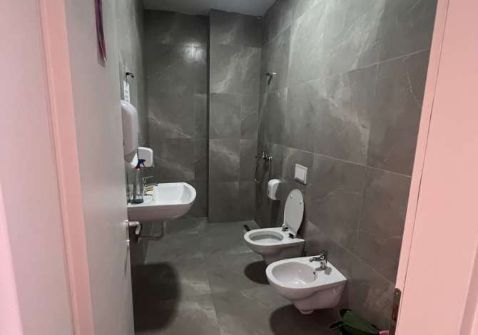 Jepet ambjent per zyra me qera 