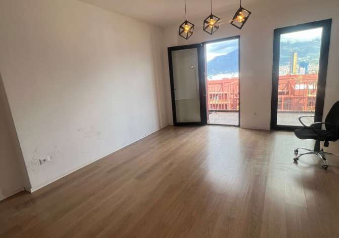 Jepet ambjent per zyra me qera 