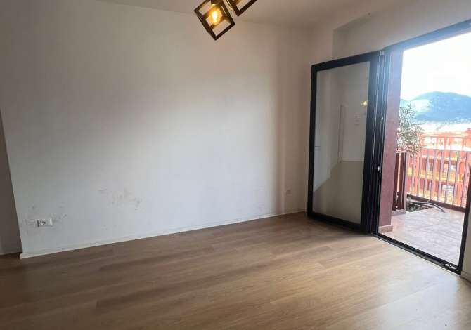 Jepet ambjent per zyra me qera 