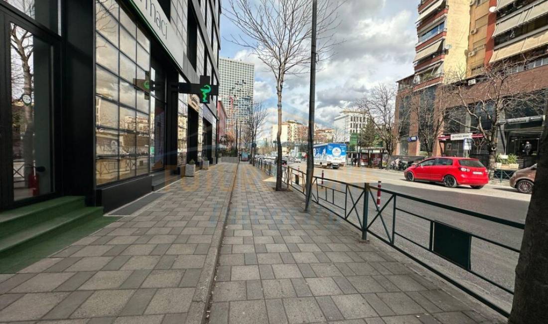 Shitet, Ambient Biznesi, Rruga e Elbasanit, Tirane.