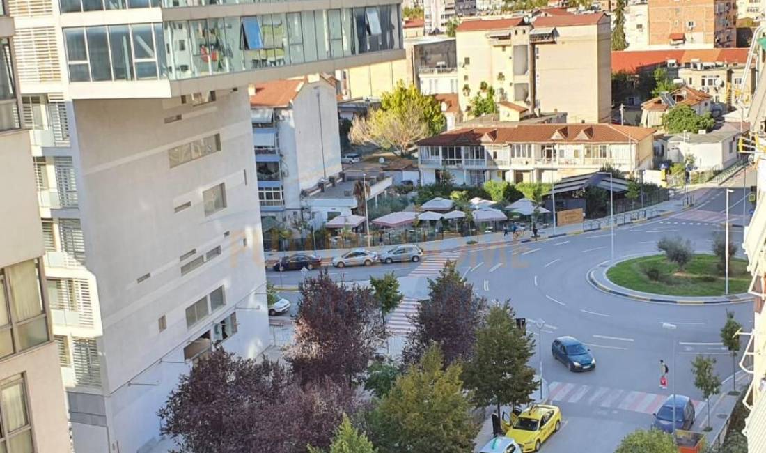 Shitet, Ambient Biznesi, Komuna e Parisit