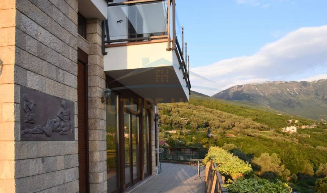 Shtepi ne shitje Vila Luksoze ne Tirane, 6+1, Mobilimi E mobiluar, Pagesa 2,500,000  Euro.