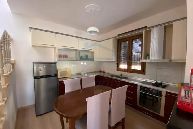 Duplex (casa a 2 piani) in affitto a Tirana 5+1, Arredato