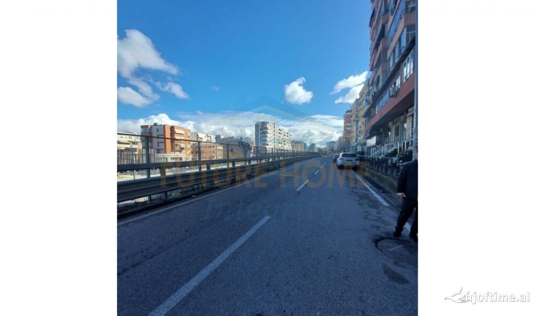 Shitet, Ambient Biznesi, Komuna e Parisit, Tirane.