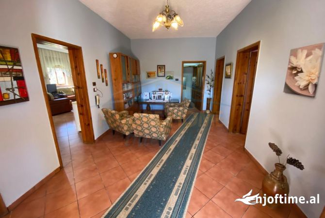 Shtepi ne shitje Shtepi Private ne Tirane, 3+1, Mobilimi E mobiluar, Pagesa 250,000  Euro.