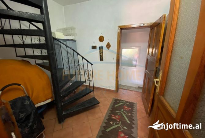 Shtepi ne shitje Shtepi Private ne Tirane, 3+1, Mobilimi E mobiluar, Pagesa 250,000  Euro.