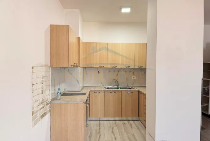 Shtepi ne shitje Apartament ne Tirane, 3+1, Mobilimi Pjeserisht e mobiluar, Pagesa 225,000  Euro.