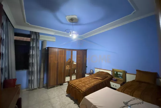 Shtepi me qera Apartament ne Tirane, 3+1, Mobilimi Bosh, pa mobiluar, Pagesa 1,000  Euro.