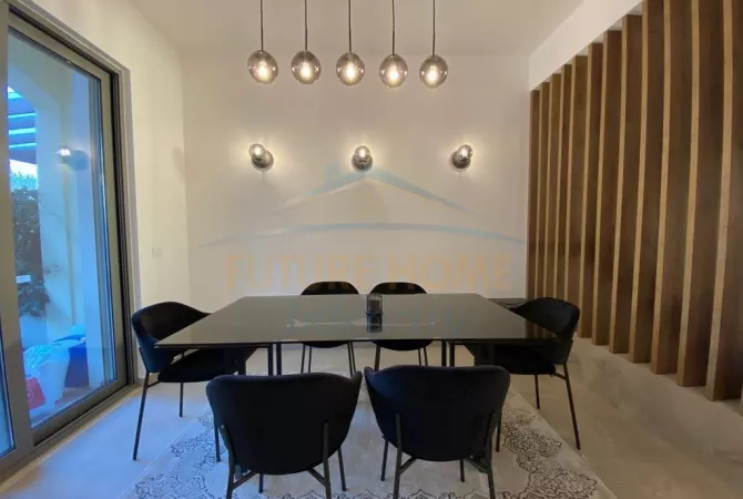 Shtepi ne shitje Vila Luksoze ne Tirane, 2+1, Mobilimi E mobiluar, Pagesa 818,000  Euro.