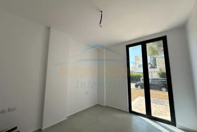 Luxury villas for sale in Durres 4+1, Emty