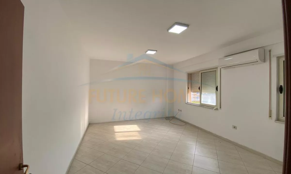 Qera, Apartament 2+1+2 per Zyra, Bulevardi i Ri, Tirane.
