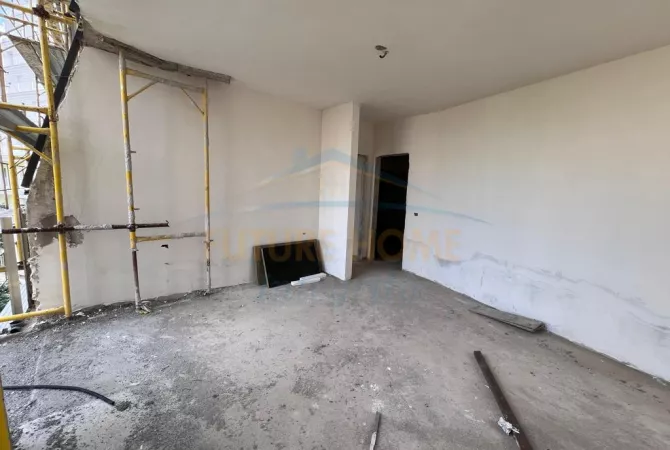 Shtepi ne shitje Apartament ne Tirane, 2+1, Mobilimi Bosh, pa mobiluar, Pagesa 410,400  Euro.