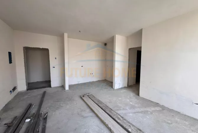 Shtepi ne shitje Apartament ne Tirane, 2+1, Mobilimi Bosh, pa mobiluar, Pagesa 410,400  Euro.