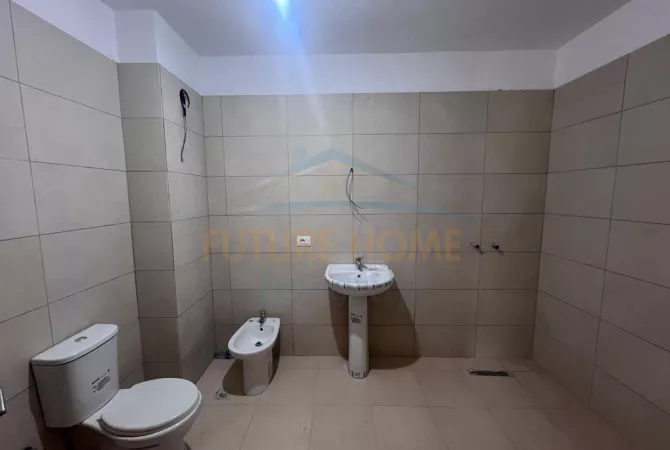 Shtepi ne shitje Apartament ne Tirane, 3+1, Mobilimi Bosh, pa mobiluar, Pagesa 190,148  Euro.
