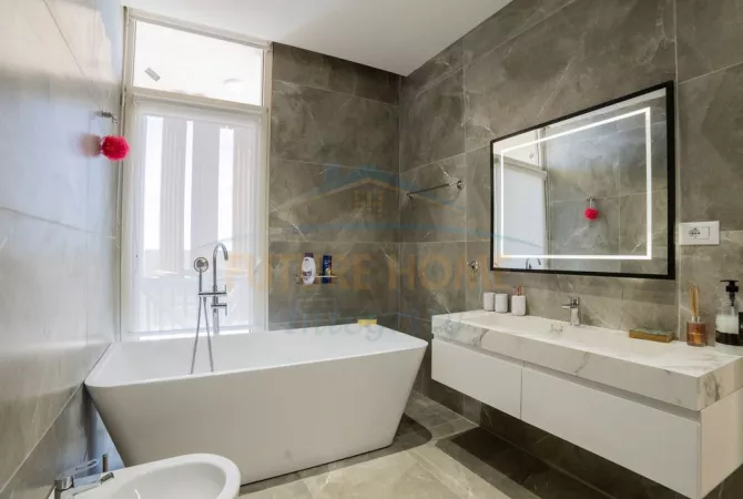 Shtepi ne shitje Vila Luksoze ne Vlore, 3+1, Mobilimi E mobiluar, Pagesa 1,570,000  Euro.