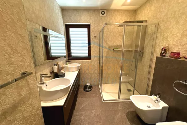 Shtepi me qera Apartament ne Tirane, 2+1, Mobilimi E mobiluar, Pagesa 1,800  Euro.