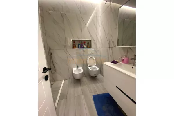 Shtepi ne shitje Apartament ne Tirane, 2+1, Mobilimi E mobiluar, Pagesa 256,000  Euro.