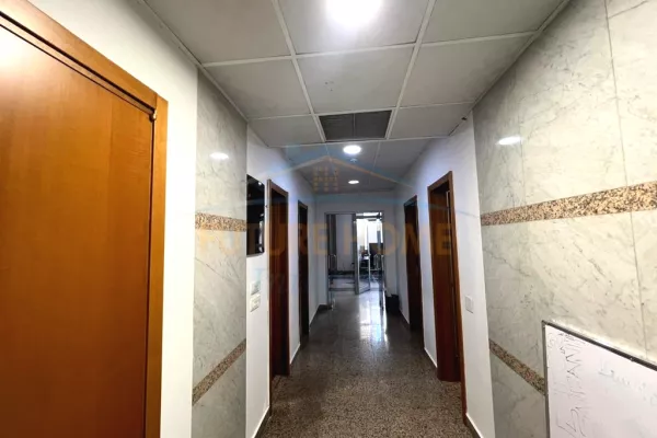 Ambient biznesi me qera 3+1 ne Tirane - 4,250 Euro
