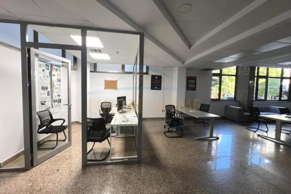 Ambient biznesi me qera 3+1 ne Tirane - 4,250 Euro