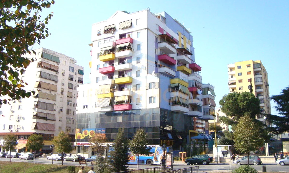 Shitet, Ambient Biznesi, Bulevardi Zhan D'ark, prane Ministrise se Jashtme.