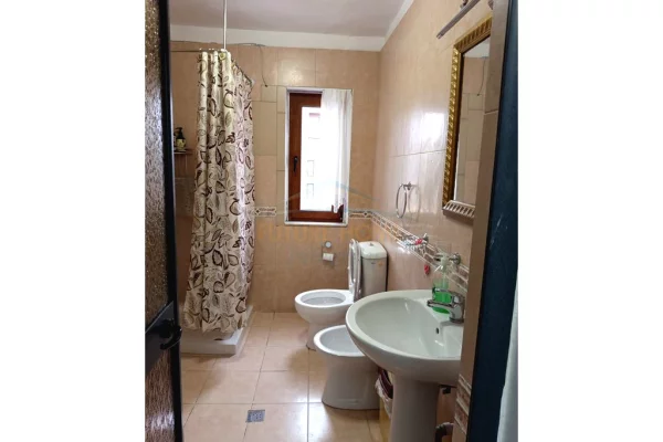 Shtepi me qera Apartament ne Tirane, 2+1, Mobilimi E mobiluar, Pagesa 550  Euro.