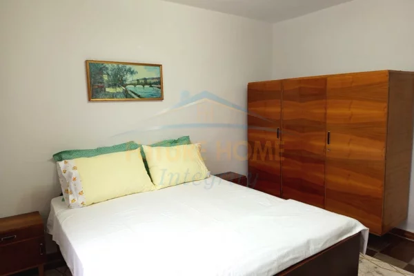 Shtepi me qera Apartament ne Tirane, 2+1, Mobilimi E mobiluar, Pagesa 550  Euro.