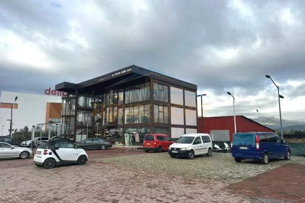 Ambiente Commerciale in Vendita 3+1 a Elbasan - 1,700,000 Euro