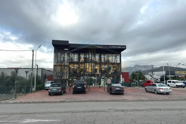 Ambiente Commerciale in Vendita 3+1 a Elbasan - 1,700,000 Euro
