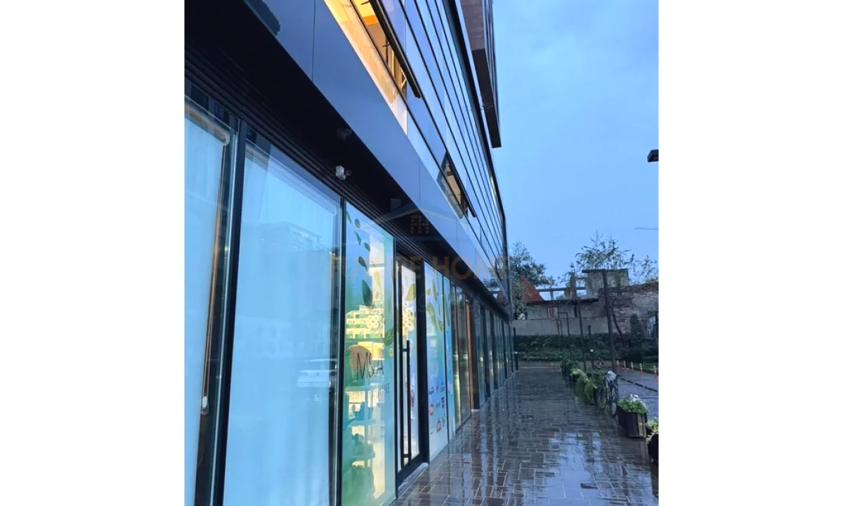 Shitet, Ambient Biznesi, Rruga e Kavajes, Tirane.