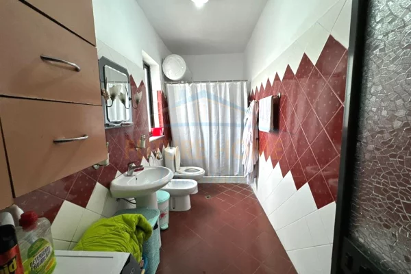 Shtepi ne shitje Apartament ne Tirane, 2+1, Mobilimi Pjeserisht e mobiluar, Pagesa 125,000  Euro.