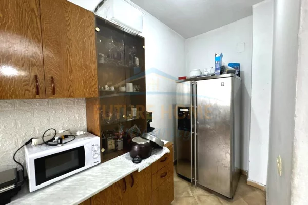 Shtepi ne shitje Apartament ne Tirane, 2+1, Mobilimi Pjeserisht e mobiluar, Pagesa 125,000  Euro.