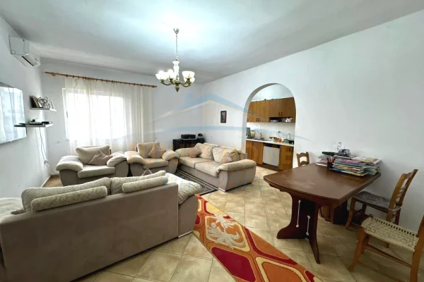 Shtepi ne shitje Apartament ne Tirane, 2+1, Mobilimi Pjeserisht e mobiluar, Pagesa 125,000  Euro.