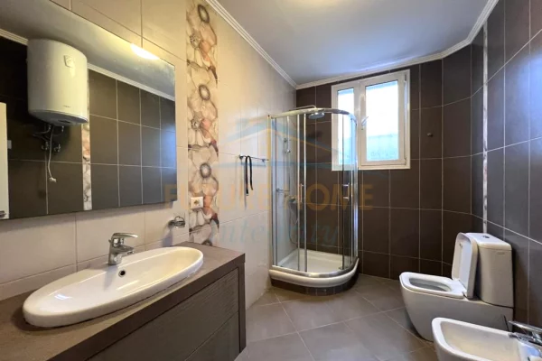 Shtepi me qera Shtepi Private ne Tirane, 5+1, Mobilimi E mobiluar, Pagesa 1,500  Euro.